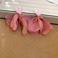 Detailansicht der rosa Netzblumen-Ohrringe mit Herz-Elementen und Perlen-Details - Rosa Herz Blume Hänger (S925 Silber Pin) / Rosa