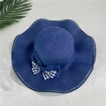 Dettaglio di un cappello di paglia a tesa larga con nastro blu e fiocco a quadri - M (56-58cm) con Cordino Antivento / Blu Notte