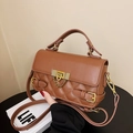 Sac bandoulière élégant en cuir matelassé marron avec fermoir métal et chaîne - Marron