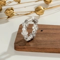 Silberne Kreuz-Ohrringe mit Blumen-Gravur und Zirkonia auf einem Holzsockel - Weiß (Einzelstück)