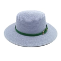 Détail du chapeau de paille tissé avec ruban en cuir vert et boucle en métal brillante - M (56-58cm) / Bleu ciel