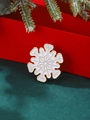 Broche flocon de neige dorée en émail blanc sur un fond de Noël festif et élégant - Flocon de Neige (6073)
