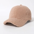 Stijlvolle kaki teddy wollen baseballpet met een zachte textuur en gebogen rand - camel