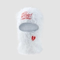 Weiße Balaclava aus Plüsch mit Trust No One Stickerei und rotem Herz-Grafik - Trust No One Stickerei / Weiße Mütze mit roten Buchstaben