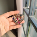 Dettaglio di spilla a cuore dorata con cristalli colorati e pietra centrale rossa - Stile Cuore Multicolore (XZ0580-1)