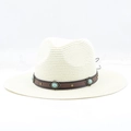 Dettaglio cappello di paglia con cinturino in pelle marrone, pietra turchese e borchie - M (56-58cm) / crema