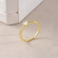 Bague plaquée or poli ornée d'un zircon rond brillant et sertissage micro-pavé - Zircon Rond Taille 8