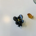 Détail d'une pince à cheveux papillon noire avec un ressort en métal doré haute qualité - Noir transparent