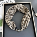 Pleated silk scarf necklace in beige leopard print with a black pearl flower magnetic clasp - Rose Buckle-Champagne Leopard / 37cm