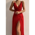 Vue détaillée de la robe en satin rouge avec décolleté en V et fente haute sur la jambe - S / Bas / Rouge