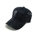 Detailweergave van de donkerblauwe baseballpet met luipaardprint en glanzende metallic coating - Marineblauw