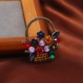 Spilla vintage a cesto di fiori con strass colorati su elegante sfondo di seta - Cesto di Fiori in Cristallo Colorato