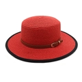Dettaglio di cappello di paglia rosso a testa piatta con cinturino in pelle marrone - M(56-58cm) / Rosso