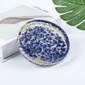 Ronde hars opbergplateau met blauwe kristalchips en goudfolie-inleg en golfpatroon - Lapis lazuli
