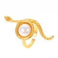 Minimalistischer Schlangenring in Gold mit weißer Perle und detailreicher Schuppentextur - Schlange Perle Offener Ring / Gold