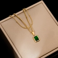Collana a doppio strato dorata con pendente in pietra verde smeraldo su portagioie - Oro