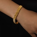 Pulsera de hombre en acero de titanio dorado estilo correa de reloj sobre fondo negro profundo - Ancho de 10mm / Dorado