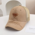 Dettaglio del cappello da baseball in rete per bambini color kaki con bordo usurato. - Etichetta Triangolare (Cachi)