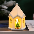 Detail einer weißen Weihnachtslaterne mit warmem Licht und Mini-Baum auf Büchern - Weiß - Weihnachtsbaum