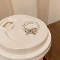 Eleganter Perlenring mit silberner Metallschleife für einen minimalistisch schicken Look - Silber Perle Schleife Ring (J1000)