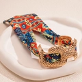Detail van het boheemse geometrische stofpatroon op de metalen wikkelarmband - Goud-Meerkleurig Abstract