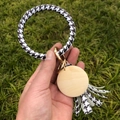 Détail du bracelet porte-clés en similicuir pied-de-poule avec pendentif en bois poli - Nouveau Pied-de-poule