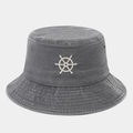 Dettaglio del ricamo del timone e degli occhielli in metallo sul cappello alla pescatora grigio - M (56-58cm) / Grigio