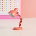 Mini lampe de bureau LED rose pliable avec bras articulé sur un fond rose tendre - LD02-Rose Rouge