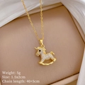 Detalle del colgante de unicornio dorado con circonitas sobre seda color beige - Unicornio de Caballo de Troya Dorado (C537)
