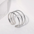 Dettaglio dell'anello aperto martellato a tre strati su superficie minimalista - Design Martellato Parallelo a Tre Strati (40207-2) / Argento