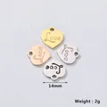 Juego de cuatro colgantes de corazón de acero inoxidable con grabado Love en oro y plata - Dorado