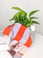 Clutch in maglia a righe arancioni e viola con catena d'argento e ciondolo a cuore - Borsa in maglia con ciondolo a cuore / Righe orizzontali viola e arancio