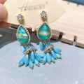 Boucles d'oreilles en résine marbrée bleu-vert avec perles blanches et pompons bleus - Frange de Perle Motif Marbre Bleu Vert (Tige en Argent)