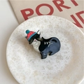 Molla per capelli a gatto bianco e nero con un berretto invernale rosso a pois - Gatto Nero con Berretto di Maglia