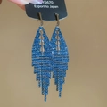 Dettaglio ravvicinato di lunghi orecchini a frangia con strass blu e motivo a foglia lucida - Blu