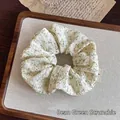 Bloemrijke scrunchie in beige en saliegroen met vintage rustieke kanttextuur - #2 Rode Bonen Groene Haarelastiek