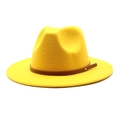Detail van gele vilten fedora hoed met een bruine kunstlederen band en metalen klinknagel - M (56-58cm) / Geel