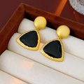 Vue détaillée de boucles d'oreilles vintage dorées avec triangle noir et texture martelée - Boucles d'Oreilles-Or Noir
