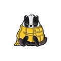 Pin's émaillé de dessin animé avec un blaireau noir et blanc et une écharpe jaune - Style Blaireau à Écharpe Jaune (QHXZ446)