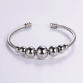 Brazalete ajustable de alambre de acero inoxidable con cuentas plateadas - Color Acero