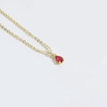 Collier chaîne dorée minimaliste avec délicat pendentif goutte rouge sur fond blanc - Rouge (Or) (XL3412)