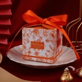Elegante orangefarbene Hochzeits-Süßigkeitenschachtel mit Goldprägung und Seidenbandschleife - Klein (6.5*6.5*6.5CM) / Orange mit Band
