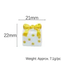 Witte kerstcadeauverpakking van hars met gouden strik en stippen, maat 21mm x 22mm - Witte Cadeauverpakking Gouden Strik