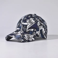 Détail de la casquette de baseball avec imprimé graffiti de croquis de baskets bleu et blanc - Réglable / Bleu Marine (Chaussures Marine)
