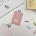 Vue détaillée du porte-cartes rose à motif cœur matelassé avec bouton-pression bleu - Cœur Rose
