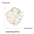 Squisita spilla a fiore in smalto bianco con strass e oro, peso di 26,3 g - Bianco