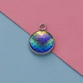 Macrodetail van een 12mm zilveren ronde hars hanger met blauw-paarse vissen schubben - Blauw-paars iriserend (7)