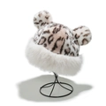 Gorro de invierno de peluche con estampado de leopardo, orejas y piel sintética - M / Estampado de leopardo blanco roto (D)