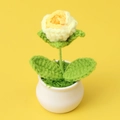 Detail einer handgehäkelten gelben Rose im weißen Keramiktopf als Tischdekoration - Verlauf Gelb - Einzelne Blasenrose Im Topf (Weiße Schale)