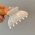 Primer plano de la pinza para el cabello de acetato blanco con un acabado nacarado - Pinza de Media Luna Mediana (Estilo 4)